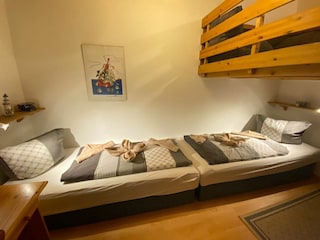 Schlafraum 2 mit insgesamt 3 Einzelbetten