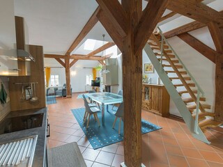 Blick zur etwas steileren Raumspartreppe ins erste OG