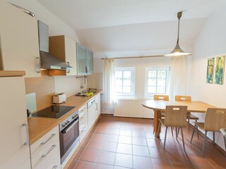 Ein weiterer Essplatz in der separaten Küche