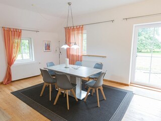 Helle Fensterfronten im Esszimmer