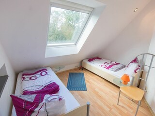 Schlafzimmer 2 mit insgesamt 3 Einzelbetten