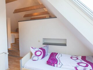 Das 3. Einzelbett steht auf der Empore - links hoch