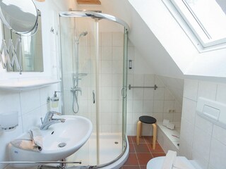 Im OG - Fensterbad mit Dusche