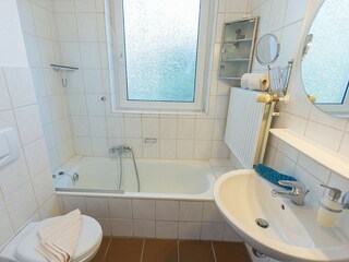 Im UG - Fensterbad mit Badewanne