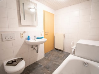 Das weitere Bad oben - mit Badewanne und Waschmaschine