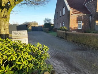 Zuwegung rechts zur Terrasse/Garten FeWo Rösler - Edo-Wiemken-Straße 47