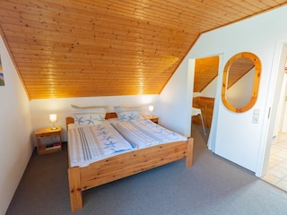 Weitere Perspektive Schlafraum mit Doppelbett