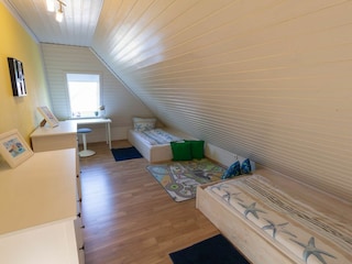 Schlafzimmer zwei mit zwei Einzelbetten