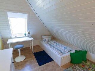 Auch ein Schreibtisch im Schlafzimmer mit den Einzelbetten