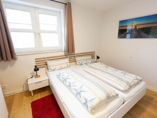 Das erste Schlafzimmer mit Doppelbett