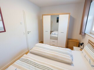 Schlafzimmer eins - mit Kleiderschrank