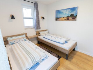 Einzelbetten-Schlafzimmer - Blick zur Terrasse