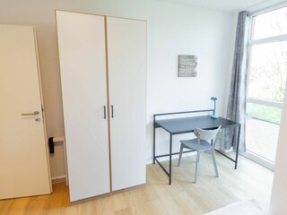 Ein Schreibtisch ist auch vorhanden