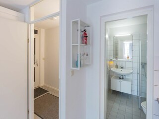 Eingangsbereich und Blick zum Duschbad