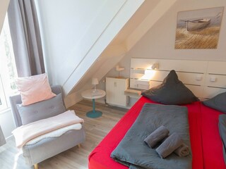 Kleine Sitzecke vor dem Fenster