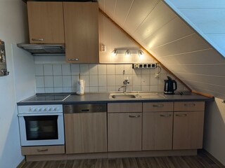 Küchenzeile mit Herd und Spülmaschine