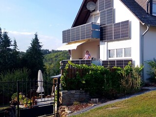 Hausansicht von außen mit Balkon