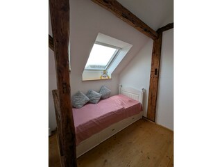 Einzelbett im Schlafzimmer 2
