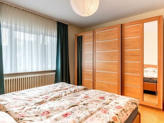 Schlafzimmer mit Doppelbett und Schrank