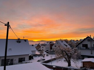 Anliegerstraße bei Sonnenuntergang