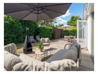 Die sonnige Terrasse mit Gartengruppe und Sonnenliegen