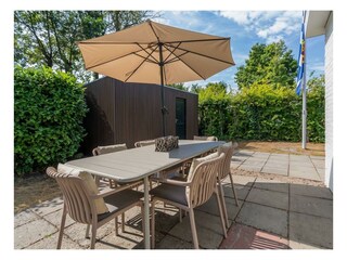 Die sonnige Terrasse mit Gartengruppe und Schuppen
