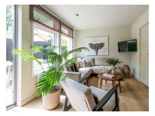Das helle Wohnzimmer mit Sitzecke