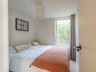Schlafzimmer 1 mit 2 Einzel-Boxspringbetten und Schrank
