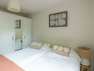 Schlafzimmer 1 mit 2 Einzel-Boxspringbetten und Schrank