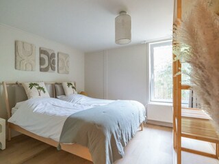 Schlafzimmer 2 mit Doppelbett und Kleiderschrank