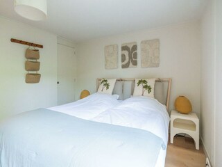 Schlafzimmer 2 mit Doppelbett und Kleiderschrank
