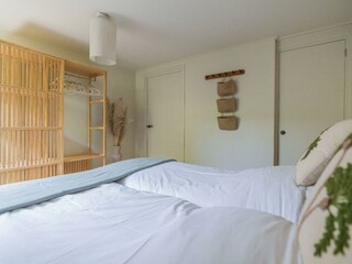 Schlafzimmer 2 mit Doppelbett und Kleiderschrank