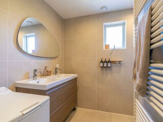 Das neue, moderne Badezimmer mit Regendusche