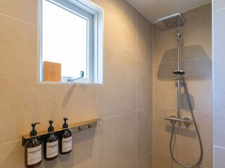 Das neue, moderne Badezimmer mit Regendusche