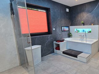 Badezimmer mit Badewanne