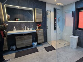 Badezimmer mit Dusche