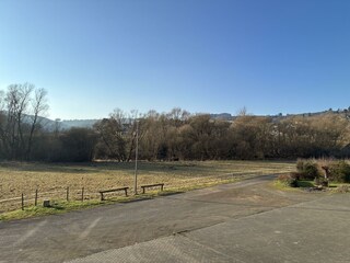 Blick von der Terasse mit Parkmöglichkeit