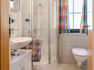 neues Badezimmer mit Außenfenster