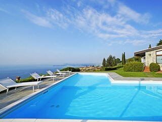 Sonnenliegen am Pool