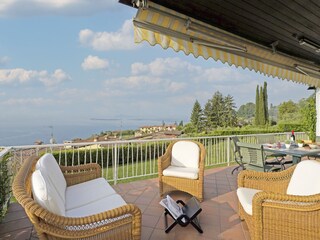 Sessel und Sofa in Terrasse mit Seeblick