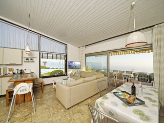 Wohnzimmer mit Sofas