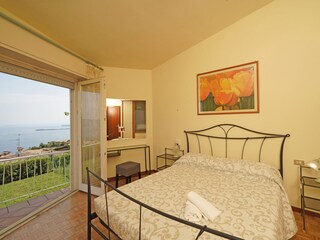 Das Doppelschlafzimmer mit Klimaanlage und Seeblick