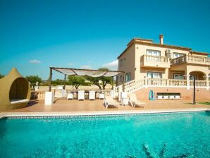 Ferienhaus Luxurious villa by Versace