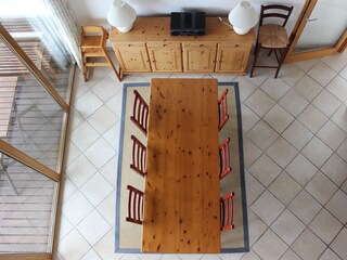 Blick von Galerie auf Esstisch