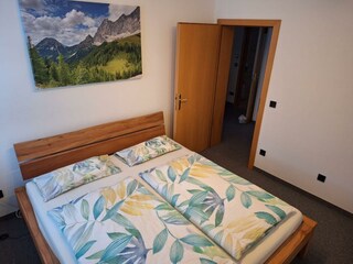 Schlafzimmer 1 (1)