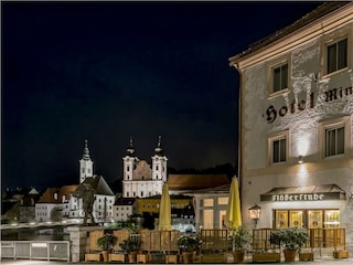 1458724070_Hotel_bei_Nacht