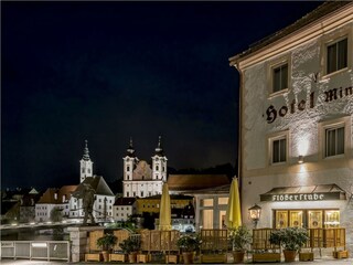 1458724070_Hotel_bei_Nacht