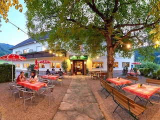 Gastgarten abends