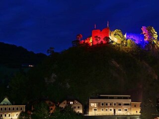 Burg beleuchtet