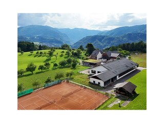 Panoramaansicht mit Tennisplatz